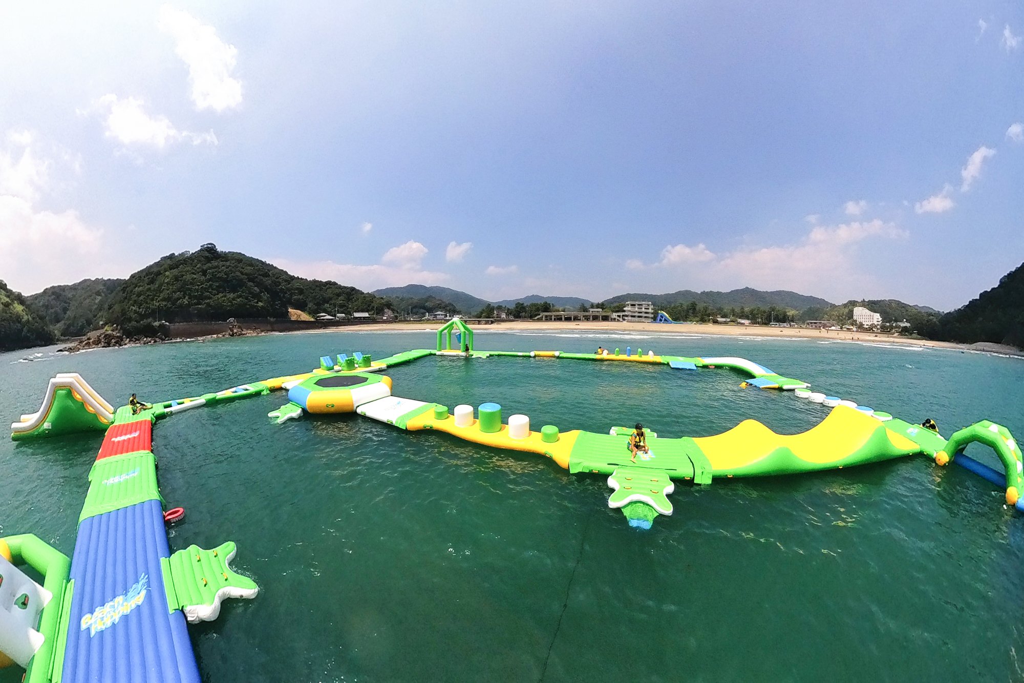 海の上で大ジャンプ！すべって、飛びこんで、家族で冒険