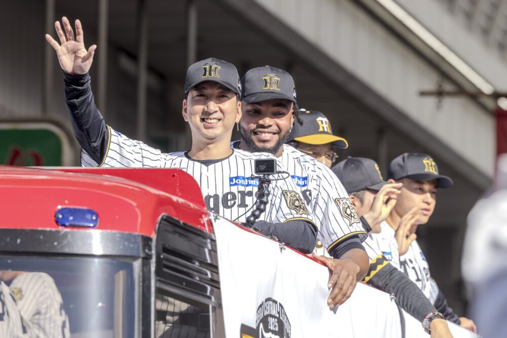 高知で祝う虎のＶ！ 藤川球児監督 凱旋パレードレポート