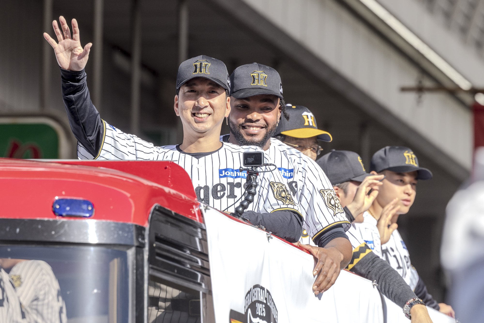 高知で祝う虎のＶ！ 藤川球児監督 凱旋パレードレポート